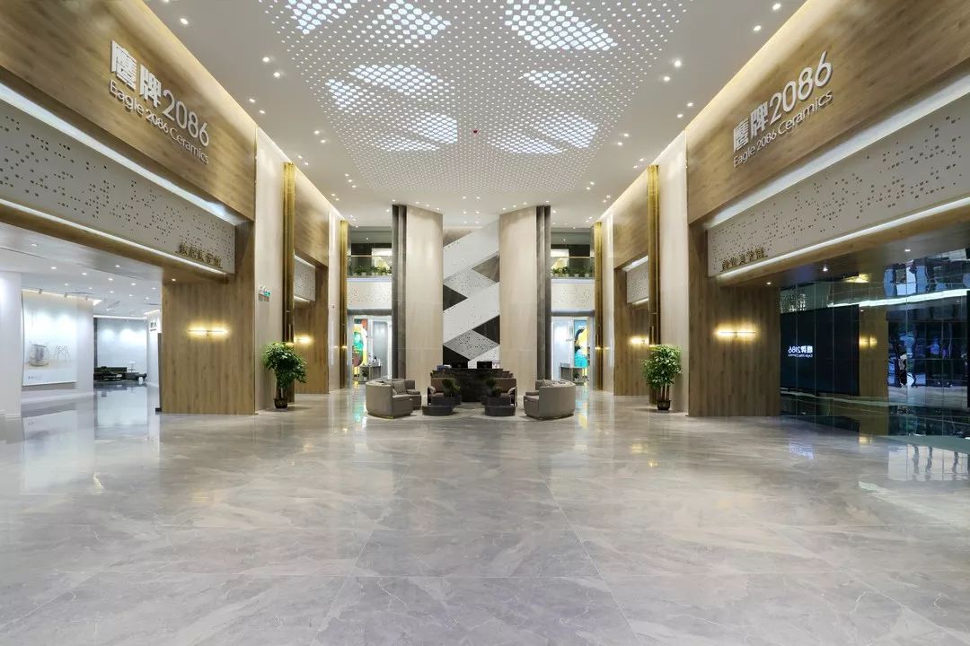 鹰牌2086专访,坚守实业,顺势创新——面对建陶行业转型升级挑战,看鹰牌如何保持基业长青(图3) 鹰牌2086专访,坚守实业,顺势创新——面对建陶行业转型升级挑战,看鹰牌如何保持基业长青(图3)