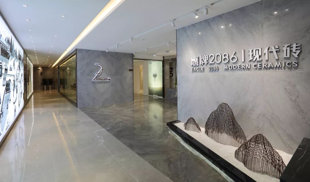 鹰牌2086专访,坚守实业,顺势创新——面对建陶行业转型升级挑战,看鹰牌如何保持基业长青(图5) 鹰牌2086专访,坚守实业,顺势创新——面对建陶行业转型升级挑战,看鹰牌如何保持基业长青(图5)